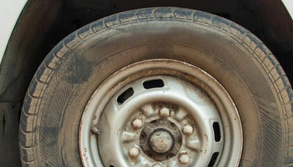 Et tabt hjul var ikke nok til at stoppe en 25-årig mand. Hverken i bil eller på gåben. Foto: Colourbox.