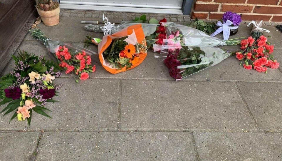 I løbet af torsdagen var flere forbi og lægge blomster foran rækkehuset, hvor drabene fandt sted. Foto: Rosengren/Newsbreak.dk. I løbet af torsdagen var flere forbi og lægge blomster foran rækkehuset, hvor drabene fandt sted. Foto: Rosengren/Newsbreak.dk.