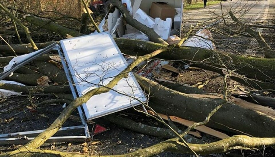 Så smadret var den trailer Jim Lyngvilds mand, Morten, havde spændt efter bilen. (Privatfoto). KLIK VIDERE OG SE FLERE BILLEDER