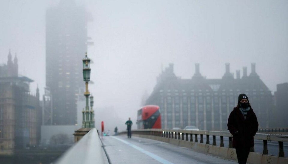 Mens fodgængere krydser Westminster Bridge i tågen, bevæger Storbritannien sig fortsat tættere på den endegyldige afsked med EU. Foto: Tolga Akmen / Scanpix.