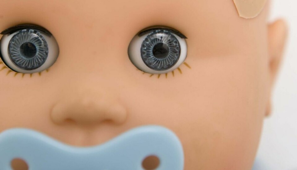 Troede barn hang ud af bilvindue i steghed bil Det var heldigvis ikke en baby, men en dukke, der hang ud af vinduet i en steghed bil. Foto: Colourbox.com (Modelfoto).
