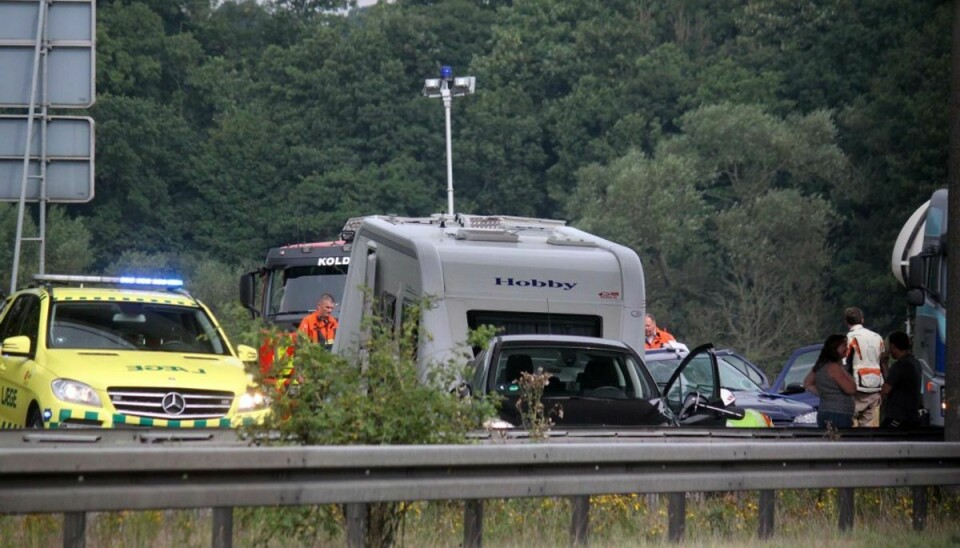 To biler – den ene med campingvogn bagefter – kørte fredag formiddag sammen på motorvejen ved Kolding. Foto: Elo Christoffersen.