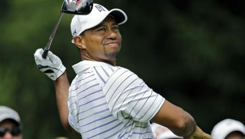Tiger Woods ser efter sin bold efter et træningsslag ved Bridgestone Invitational-turneringen for en uge siden, hvor har trak sig på grund af en rygskade. Nu melder han sig klar til året sidste major-turnering. Foto: Mark Duncan/AP