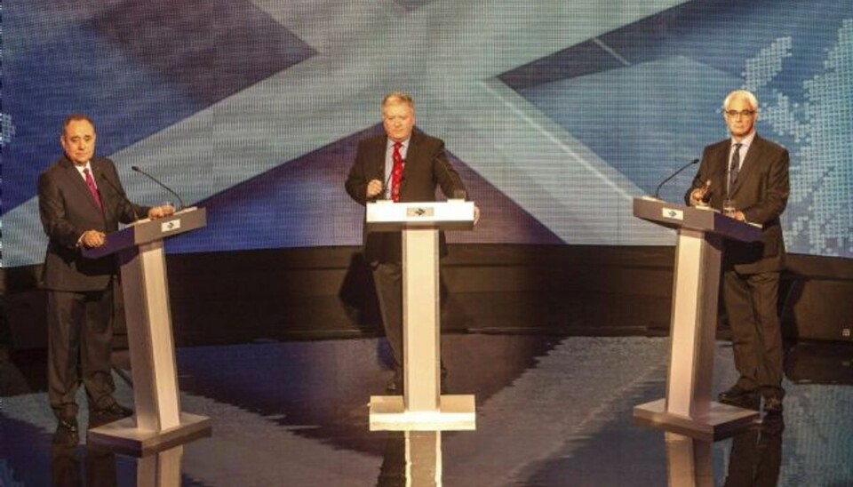 Separatist skuffer fælt i direkte tv-debat Her ses et billede fra debatten. Til venstre står Alex Salmond, der ikke fik den store ros for sin indsats. Foto: Devlin Photo Ltd/AP