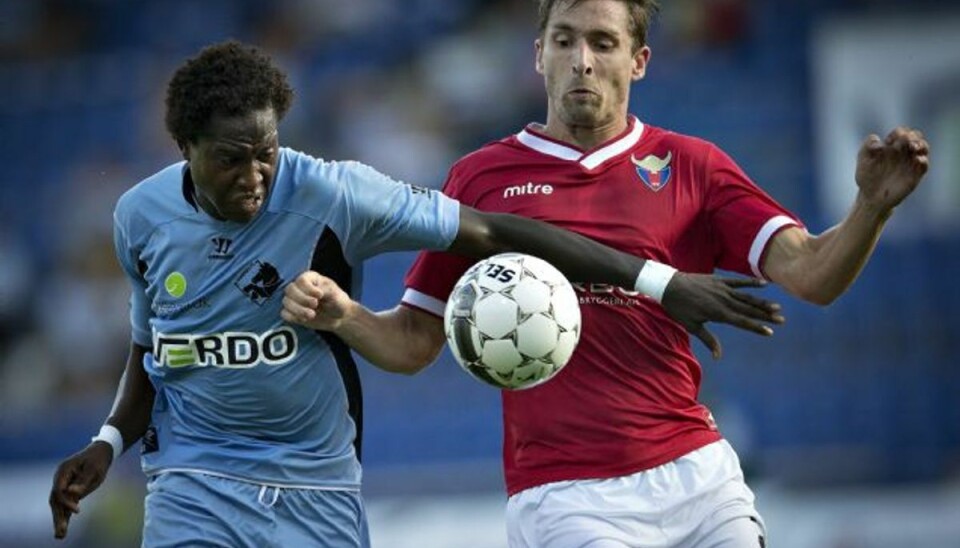 Randers FC’s Djiby Fall i kamp med FC Vestsjællands Anders Østli, da Randers FC fredag aften tog imod FC Vestsjælland i Superligaen. Foto: KLINDT SØLBECK CHRISTIAN/POLFOTO