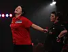 Den danske dart-diamant Ann Louise Peters (i rødt) har indgået en 2-årig sponsoraftale med verdens største dartbrand, Winmau. Det seneste år er Ann-Louise tordnet frem på verdensranglisterne, og de internationale resultater er således ikke gået ubemærket hen. Foto: Dansk Dart Union.