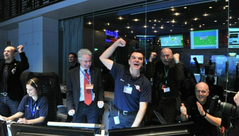 Holdet på Det Europæiske Rumagentur, ESA, fejrer i januar i år, at der er forbindelse til rumsonden Rosetta efter sondens årelange dvale. Onsdag går missionen ind i sin afsluttende fase, der skal skaffe nu viden om dannelsen af solsystemet. Arkivfoto Foto: Juergen Mai/AP