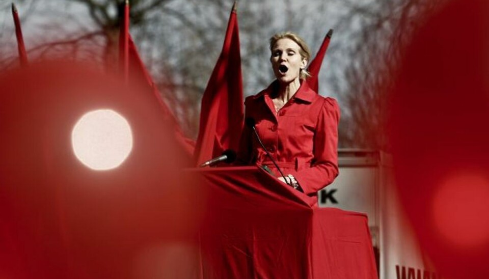 Statsminister Helle Thorning-Schmidt på arbejdernes kampdag 1. maj. Hun afviser nu at lave ændringer af dagpengene i den kommende finanslov, hvilket de røde partier og fagbevægelsen ellers kæmper for. Foto: arkivfoto/FOTOGRAF RENÃ© SCHÃ¼TZE