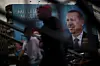 Folk går forbi en valgplakat, der portrætterer premierminister i Tyrkiet, Recep Tayyip Erdogan. Han er favorit til at vinde søndagens præsidentvalg. Arkivfoto. Foto: Emilio Morenatti/AP