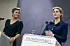 Økonomi- og indenrigsminister Margrethe Vestager (R) og statsminister Helle Thorning-Schmidt (S) har slået fast, at der ikke bliver ændret på dagpengesystemet i forbindelse med finansloven. Foto: SISSE DUPONT/POLFOTO