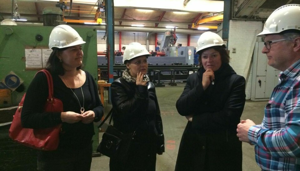 Her ses Karina Adsbøl (DF), Anni Matthiesen (V) og Karina Lorentzen (SF) ved et besøg hos Thyssen Stål i Tønder.