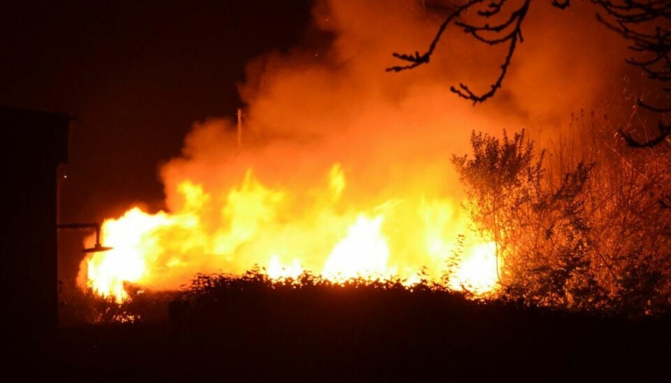En brand i et kolonihavehus kom kort efter en brand i en bil – 300 meter væk. Foto: Presse-fotos.dk En brand i et kolonihavehus kom kort efter en brand i en bil – 300 meter væk. Foto: Presse-fotos.dk