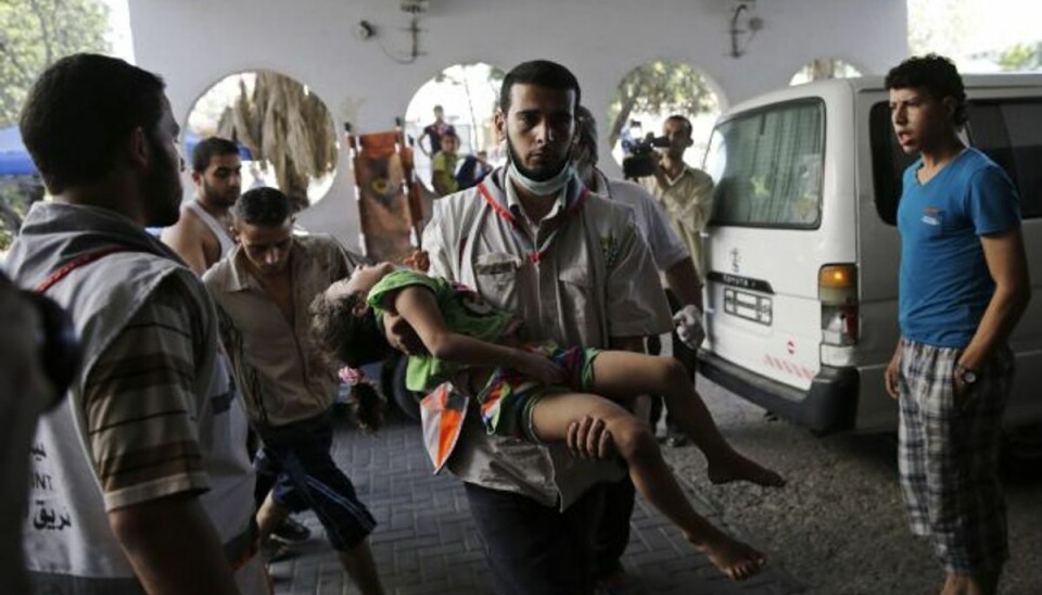 Sårede palæstinensere kan få hjælp af tyrkere En palæstinensisk læge bærer en såret pige ind på Gazas Shifa-hospital fredag, efter at våbenhvilen mellem Israel og palæstinenserne udløb. Tyrkiet vil behandle sårede palæstinensere. Foto: Lefteris Pitarakis/AP