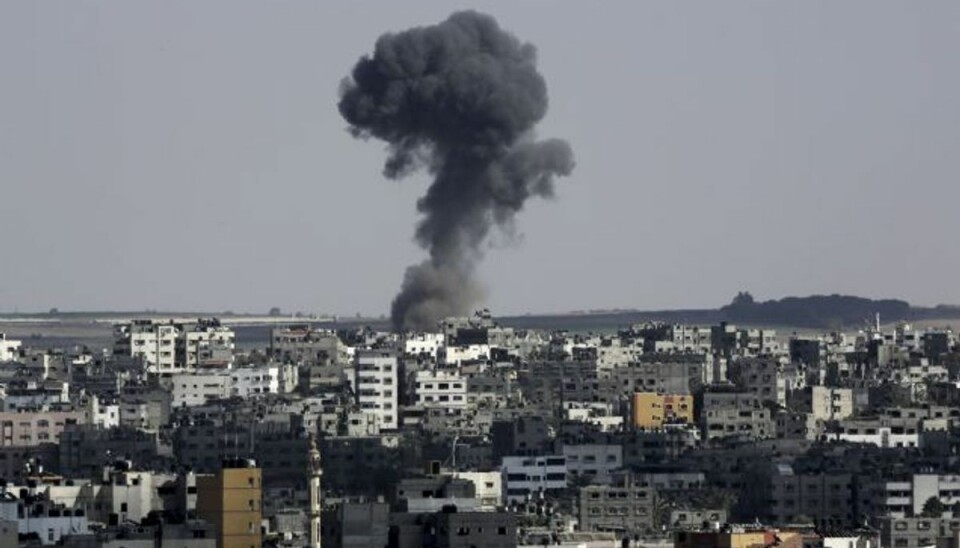 Palæstinensere kræver forhandlingsvilje Lørdag fortsatte kampene i Gazastriben – her ses en røgsky efter et israelsk bombardement. Foto: Adel Hana/AP