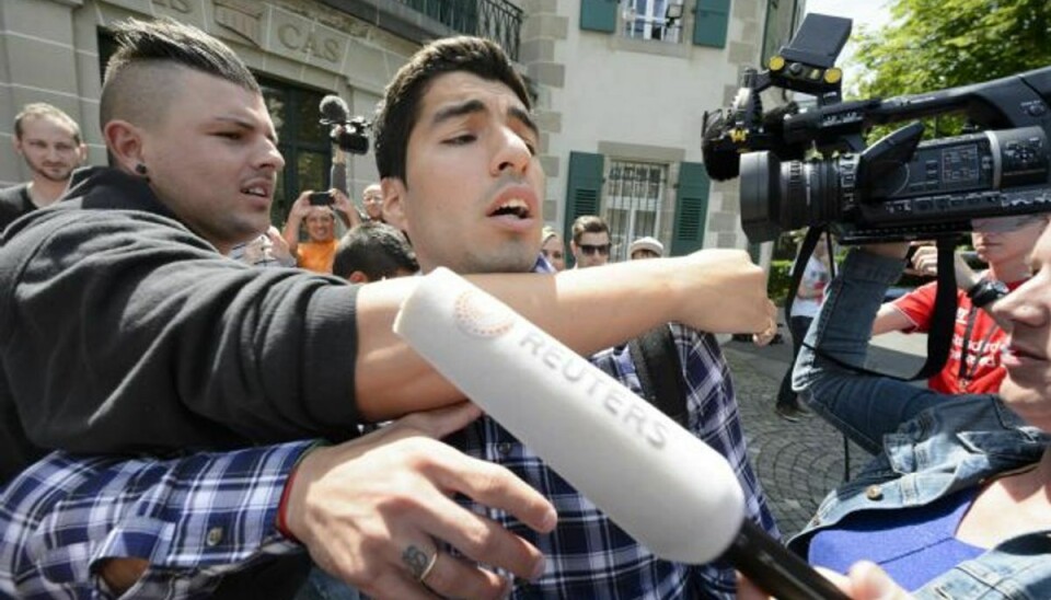 Her forlader Luis Suarez den internationale sportsdomstol, CAS, omringet af fans og medier. Foto: Laurent Gillieron/AP