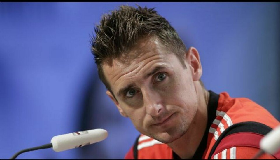 Miroslav Klose siger farvel og tak til det tykse landshold. Foto: Matthias Schrader/AP