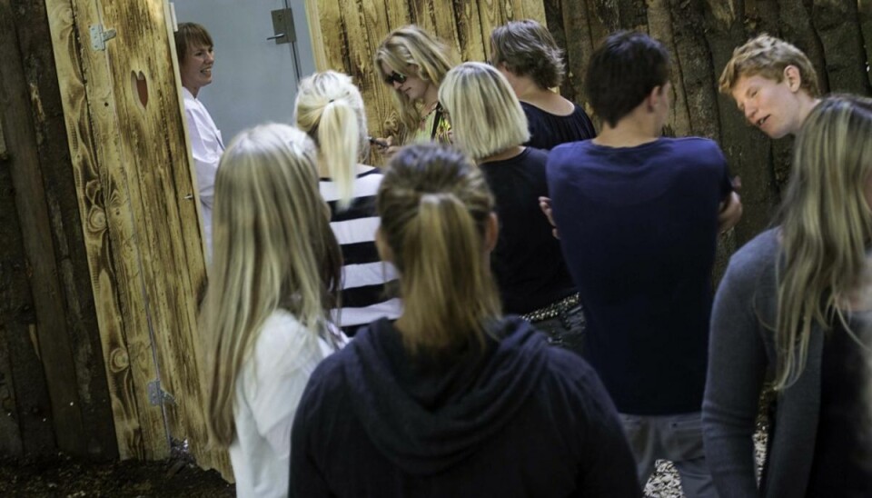 Se billederne: Smukfest overrasker med luksustoiletter Toiletterne på Danmarks Smukkeste Festival er ikke, hvad de har været. De er endnu bedre. I år har festivallen nemlig allieret sig med Geberit, som har indrettet en række luksuriøse AquaClean-toiletter i bøgeskoven. Foto: Geberit.