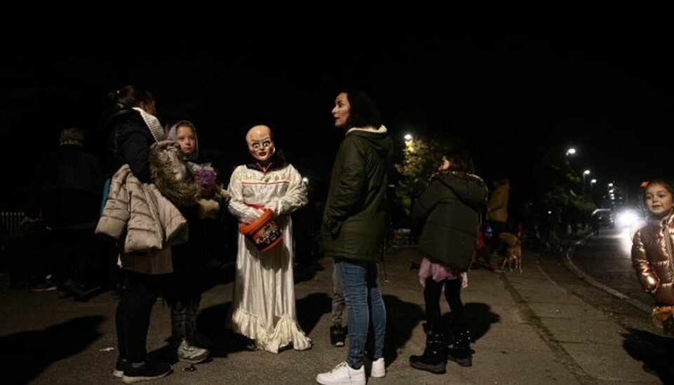 Sundhedsstyrelsen aflyser halloween i år Halloween løber af stablen 31. oktober, men i år bør den ikke forløbe helt som normalt, anbefaler Sundhedsstyrelsen, der peger på risiko for smitte ved udklædningsfester, og når man går fra dør til dør. (Arkivfoto) Foto: Ida Guldbæk Arentsen/Scanpix