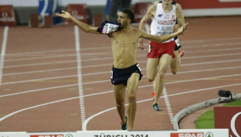 Det her må man ikke. Og det koster nu Mahiedine Mekhissi-Benabbad hans ellers suveræne guldmedalje ved EM. Foto: Matt Dunham/AP