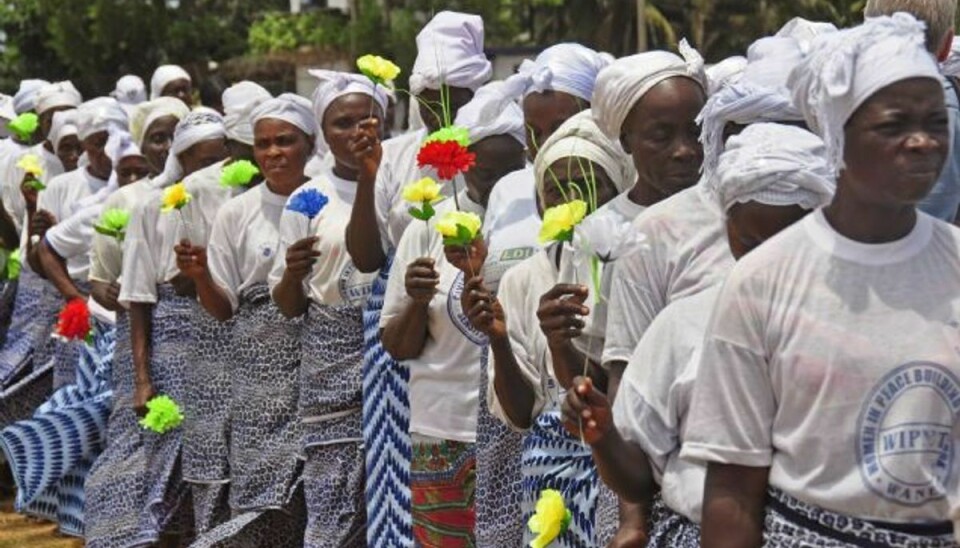 Ebola-udbruddet er værre end hidtil formodet, siger WHO. Her ses kvinder i Liberia under en bøn for virussygdommens ofre. Billedet er taget torsdag i byen Monrovia.Foto: Abbas Dulleh/AP