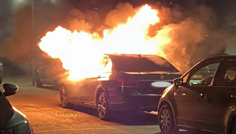 Flammerne stod ud af stor Mercedes
