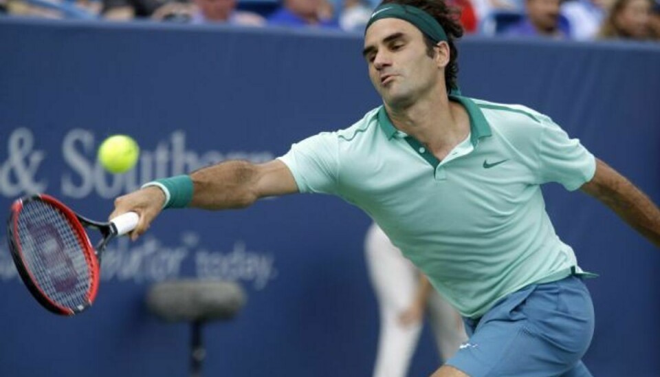 Roger Federer strækker sig for at nå bolden fra spanske David Ferrer i finalen ved ATP-turneringen i Cincinnati. Federer vandt kampen i tre sæt. Foto: Al Behrman/AP