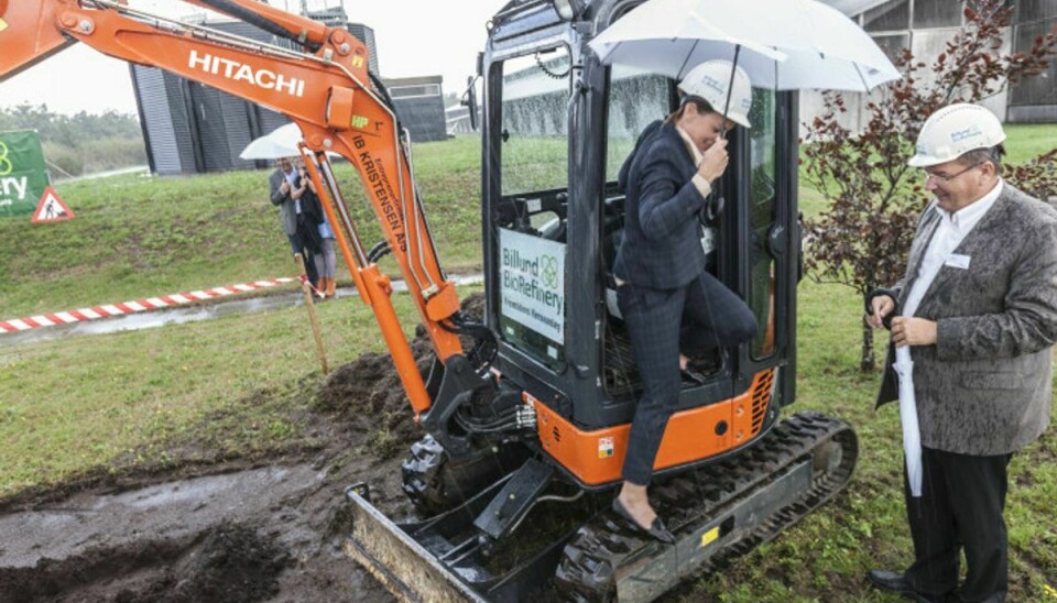 Miljøminister Kirsten Brosbøl tog “første spadestik” med en mini-graver.