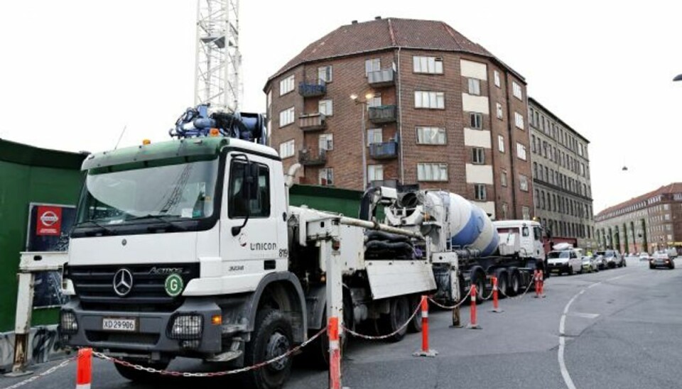 Metroselskabet er torsdag i gang med at lave prøveboringer på stedet for at se, om der er flere huller, som endnu ikke er lukket. Foto: JENS DRESLING/POLFOTO