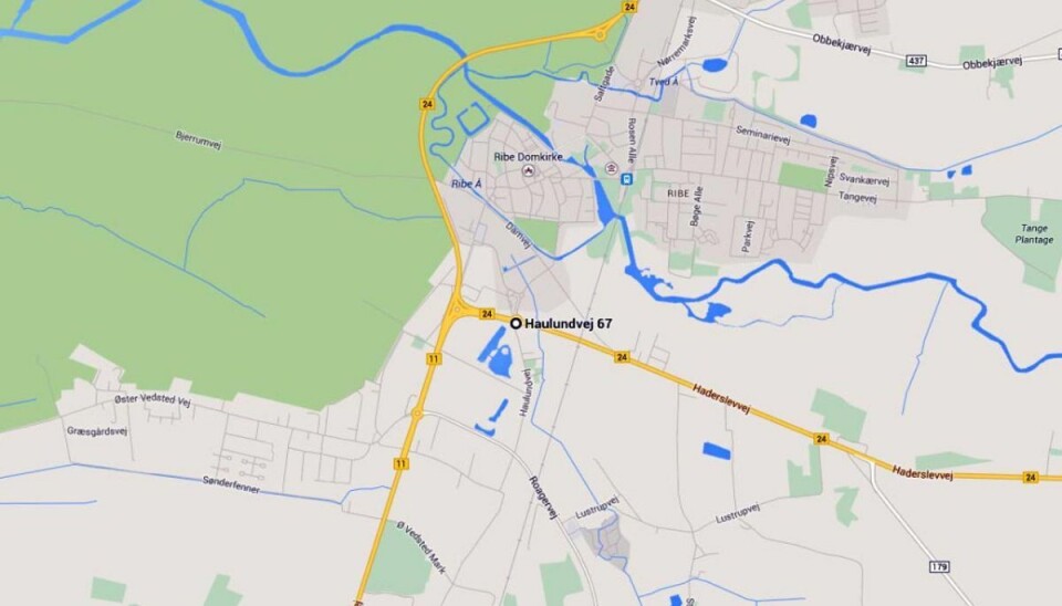Risiko for køer: Vindmølle-transport havareret Rundkørslen Haderslevvej-Haulundvej i Ribe er delvist spærret af en havareret vindmølletransport. Foto: Google Maps.