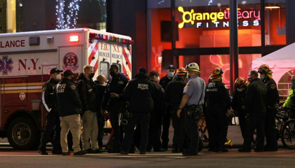 En ambulance og medicinsk personale blev tilkaldt, efter at flere mennesker blev påkørt i New York City. Foto: Michael M. Santiago/AFP