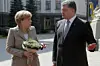 Ukraines præsident, Petro Poroshenko, byder Angela Merkel velkommen. Foto: Efrem Lukatsky/AP