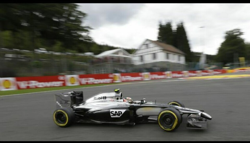 McLarens Kevin Magnussen kæmper på den belgiske Spa-bane. Foto: Luca Bruno/AP