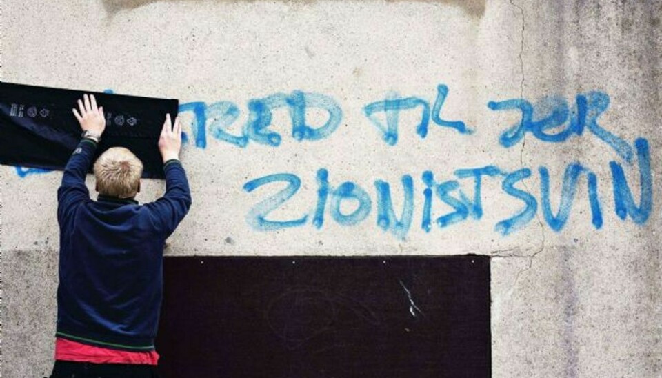 Carolineskolen, der er en jødisk privatskole på Østerbro i København med 200 elever, er natten til fredag blevet udsat for hærværk. På skolen er der blandt andet smadret ruder, lige som der også er skrevet anti-jødisk graffiti på skolens mure. Foto: ØRNES SØNDERGAARD LINE/POLFOTO