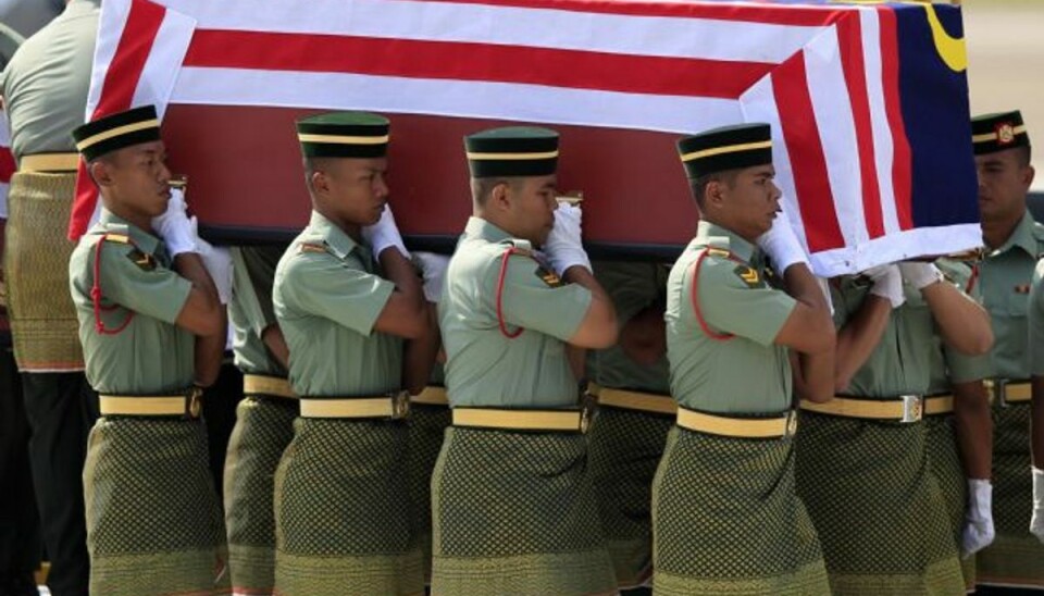 Ofre fra nedskudt fly kommer hjem Et fly med lig og ligdele fra omkomne i MH17-tragedien i Ukraine er landet i Malaysia. Her ses malaysiske soldater øve sig forud for en ceremoni i lufthavnen i Kuala Lumpur. Foto: Lai Seng Sin/AP
