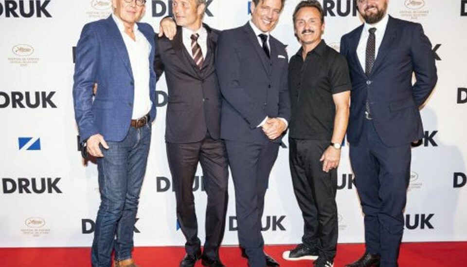 Prisregn ved europæisk Oscar Filmen “Druk” har trukket mange danskere i biografen. Instruktør Thomas Vinterberg (i midten) har lørdag vundet en stor europæisk pris. Her ses han med hovedrollerne til gallapremieren i september. Foto: Ida Marie Odgaard/Scanpix