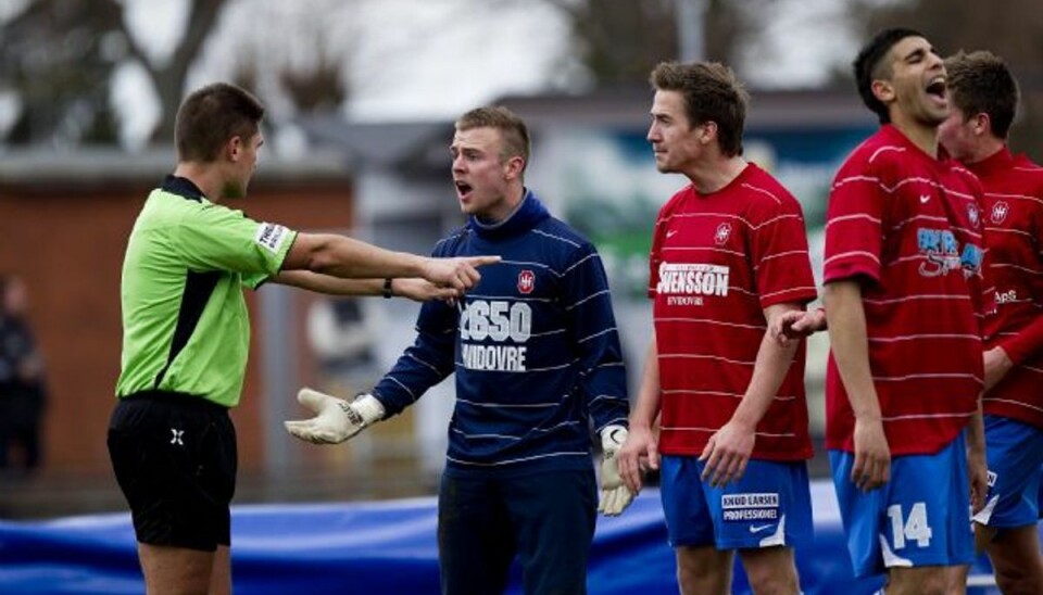 Seks sigtet for matchfixing i millionklassen En af de sigtede er den tidligere Hvidovre-målmand Lasse Krogh, der her skælder ud på dommeren. Foto: AMDI THORKILD/Polfoto