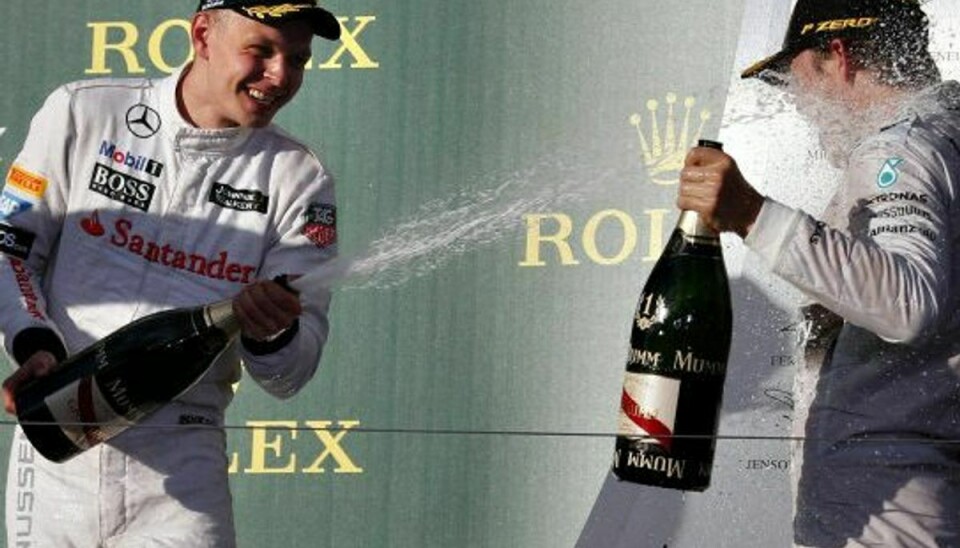 Kevin Magnussen giver Nico Rosberg et bad i champagne efter den succesfulde debut i Melbourne. (Arkivfoto). Foto: David Gray/Reuters