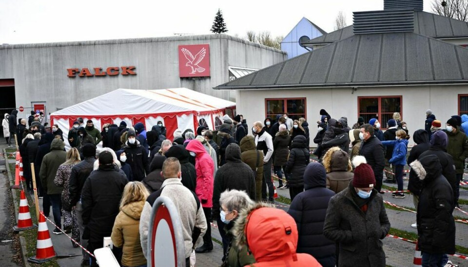 207 testet positive med nye lyntest hos Falck. KLIK VIDERE OG SE BILLEDER FRA GÅRSDAGENS LANGE KØER VED TESTSTEDERNE.(Foto: Philip Davali/Ritzau Scanpix) 207 testet positive med nye lyntest hos Falck. KLIK VIDERE OG SE BILLEDER FRA GÅRSDAGENS LANGE KØER VED TESTSTEDERNE.(Foto: Philip Davali/Ritzau Scanpix)
