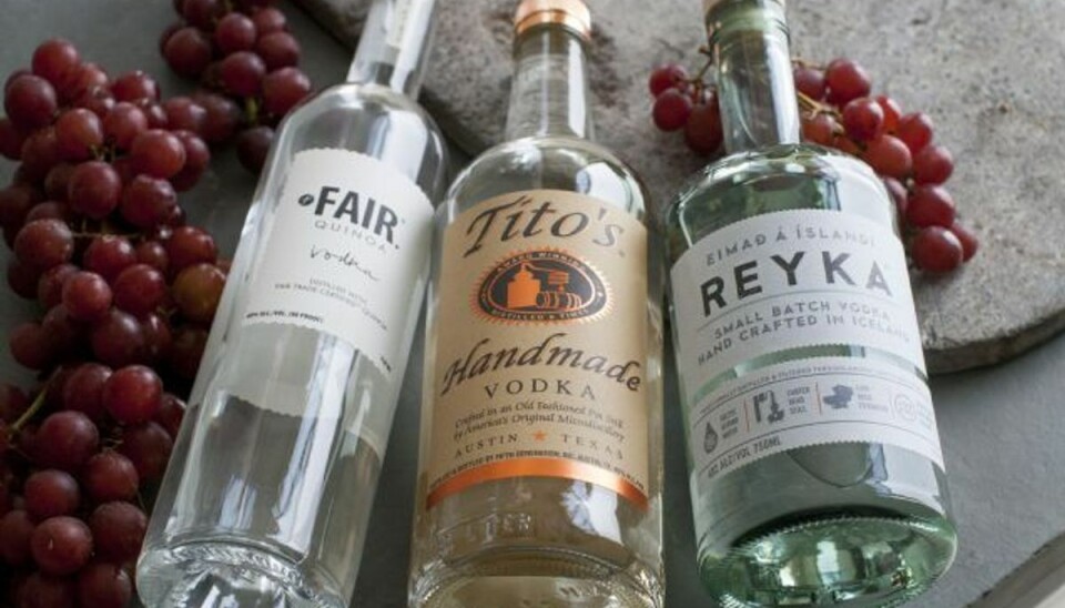 Skatteminister river mærkat af sprutflaskerne Der går et skip fra Stockholm til Helsinki i Finland for at købe billig alkohol.