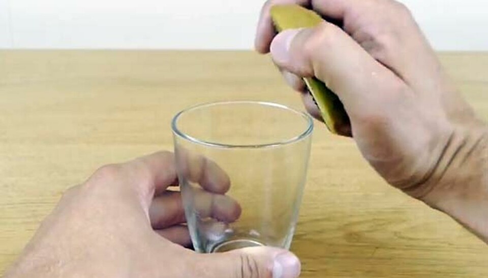 Se videoen: Så let skræller du en kiwi