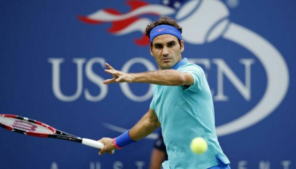 Roger Federer returnerer en bold til Marcel Granollers under deres kamp ved US Open søndag. Federer kom sikkert videre fra opgøret efter at have tabt første sæt. Foto: Kathy Willens/AP
