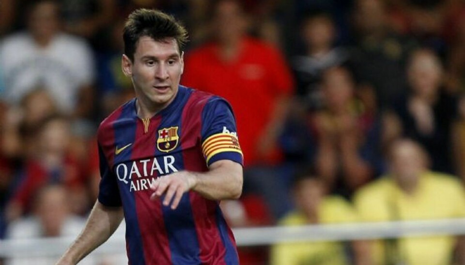 Lionel Messi har blikket rettet mod bolden under søndagens kamp mellem Barcelona og modstanderne fra Vilarreal. I løbet af kampen gik det dog galt for Messi, der fik en mindre skade. Foto: Alberto Saiz/AP