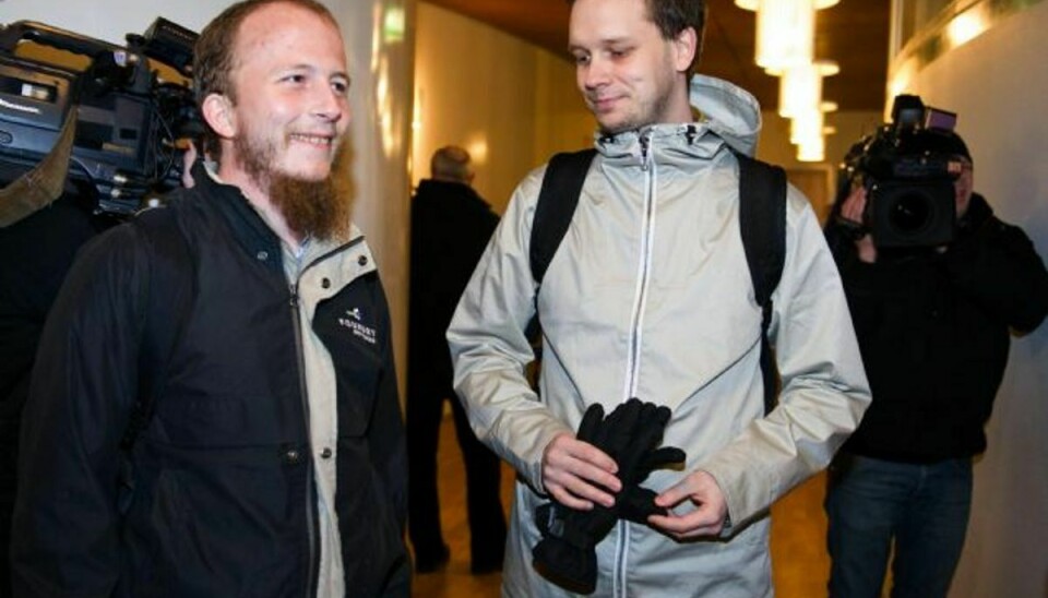 En 21-årig dansker er tiltalt i sagen. Sammen med ham sidder den kendte hackeraktivist Gottfrid Svartholm Warg, der ses til venstre i billedet, på anklagebænken. Foto: SCANPIX BERTIL ERICSON //POLFOTO