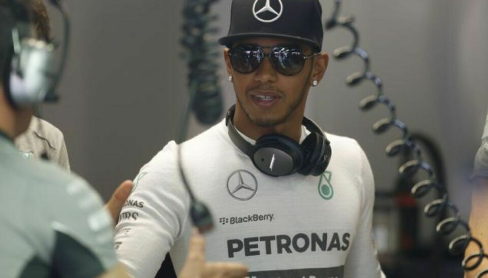 Lewis Hamilton (billedet) og Nico Rosberg trues med fyringer, hvis ikke de kan finde ud af at være teamkammerater. Foto: Luca Bruno/AP