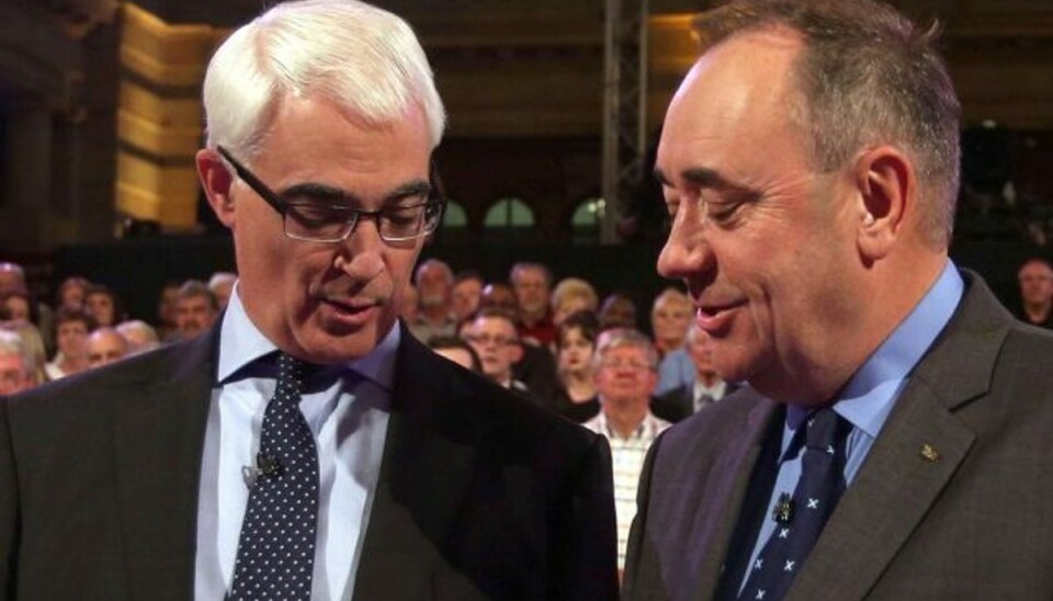 Det stemmer skotterne om Alistair Darling (t.v.) kæmper for at beholde Skotland som en del af Storbritannien, mens Alexander Salmond (t.h.) vil løsrive skotterne. Arkivfoto. Foto: David Cheskin/AP