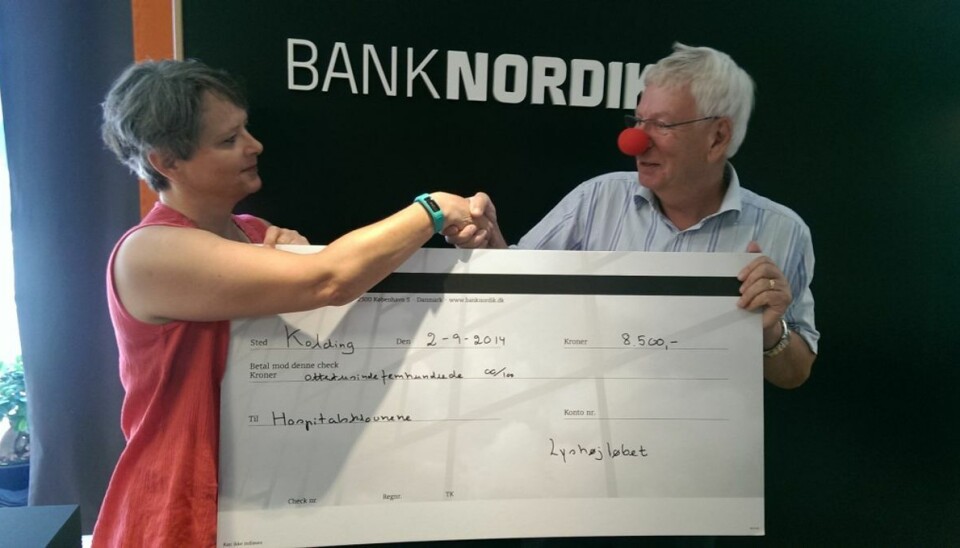 Lyshøjløbet kommer de syge børn til gode Ved en sammenkomst i Bank Nordik i Kolding overrakte initiativtageren til Lyshøjløbet, Susanne Jakobsen dette års overskud på 8.500 kroner til formanden for Foreningen Hospitalsklovne Kolding, Geert Madsen.