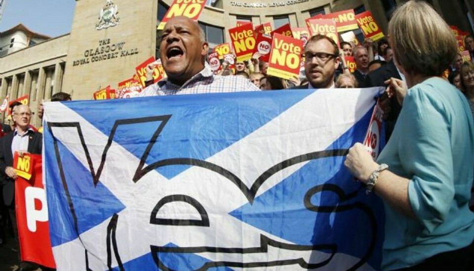 En tilhænger af selvstændighed forsøger at overdøve modstandere af løsrivelse ved et vælgermøde i Glasgow. Foto: Danny Lawson/AP