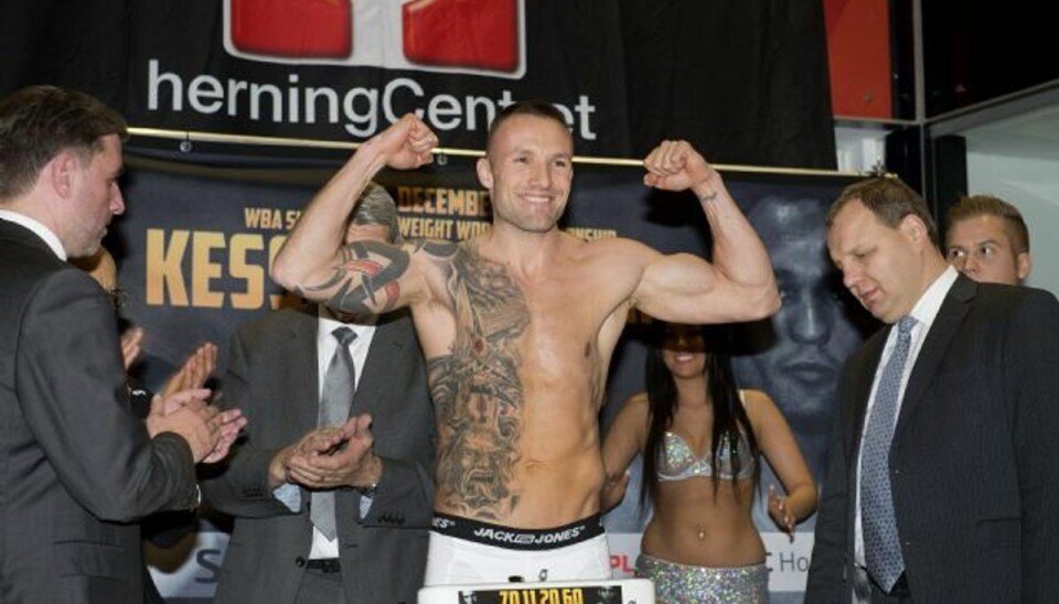 Mikkel Kessler støtter Torben Keller og Abdul Khattab før boksernes måske sværeste kamp i karrieren ved Nordic Fight Night. Foto: www.mikkelkessler.com/free