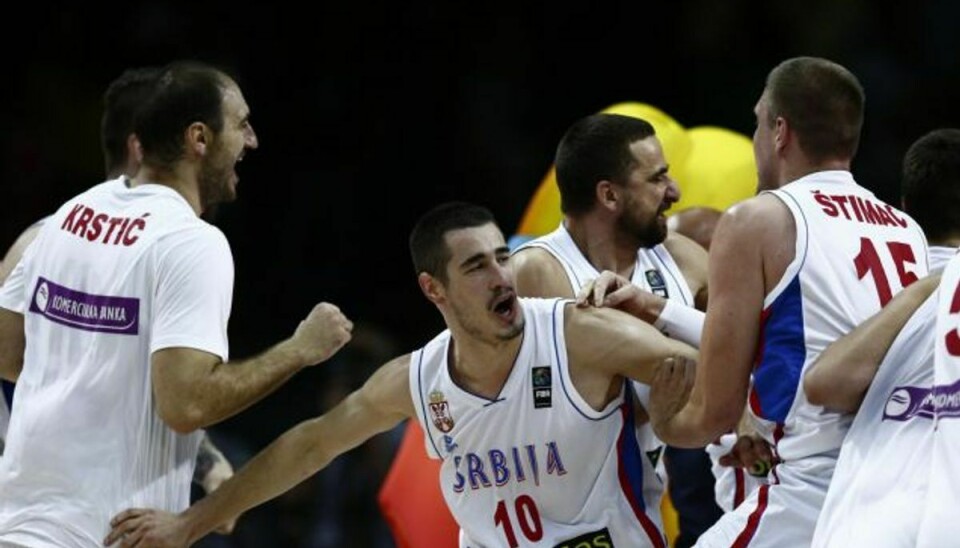 De serbiske landsholdsspillere fejrer en sejr ved basketball-VM i Spanien. Holdet har nu spillet sig i finalen ved turneringen. Her møder serberne de regerende verdensmestre fra USA. Arkivfoto Foto: Daniel Ochoa de Olza/AP