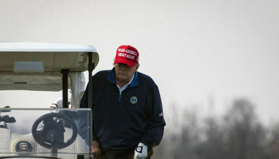 Præsident Donald Trump climbs into golf cart number 45 as he golfs at Trump National Golf Club on December 13, 2020 in Sterling, Virginia. Al Drago/Getty Images/AFP == FOR NEWSPAPERS, INTERNET, TELCOS Foto: Al Drago/AFP